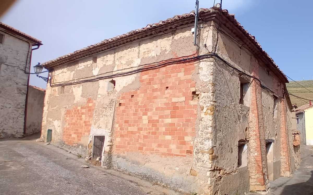 Large house to renovate with a plot and barn.