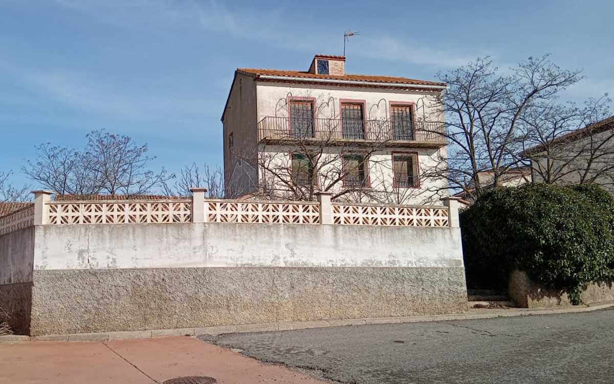 Independant house on a large plot